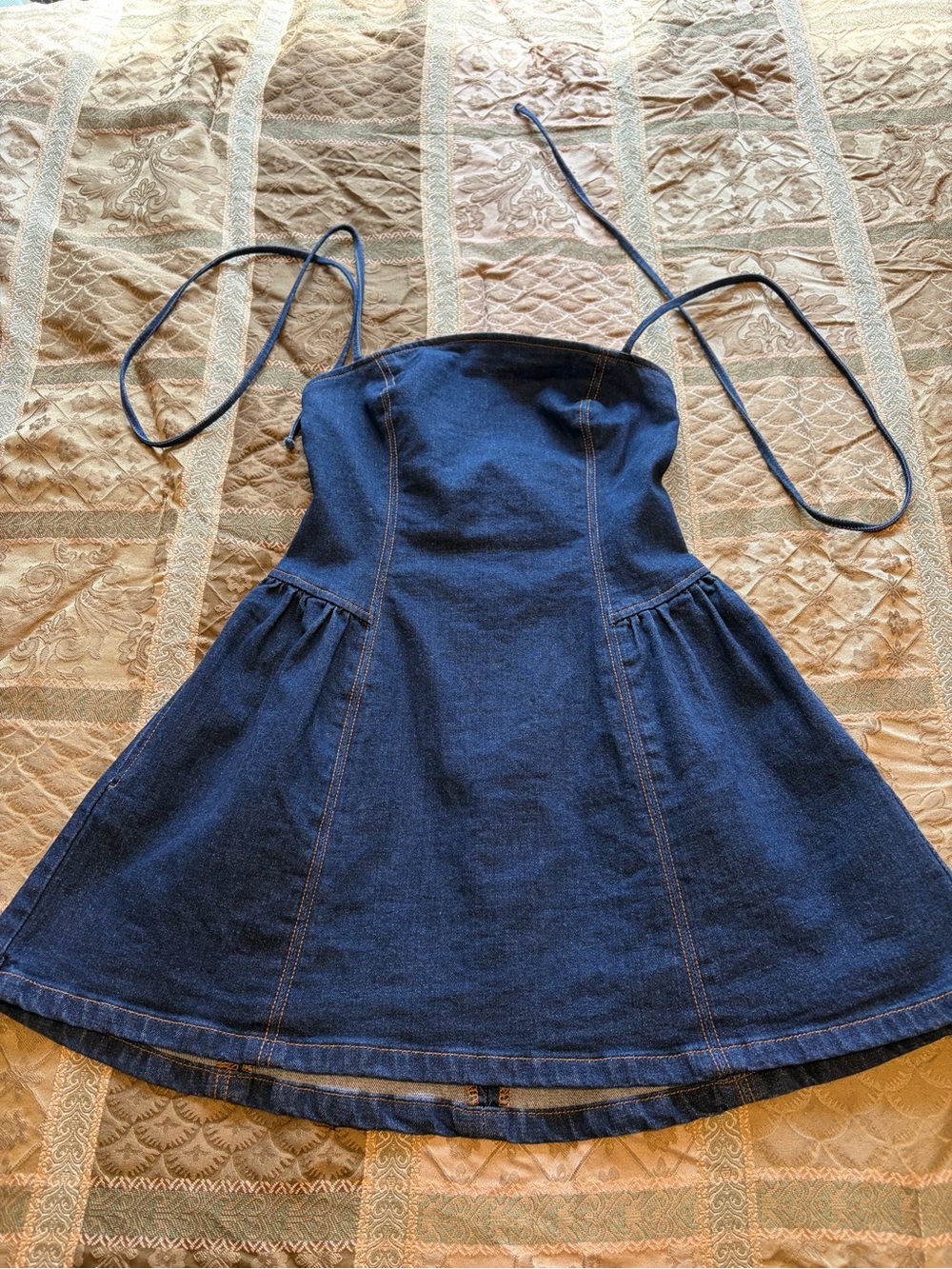 Abercrombie & Fitch dipped waist cross-back denim mini dress in indigo wash - Picture 3 of 5